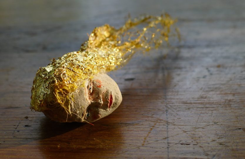 Ton, bemalt, Rosshaar, Blattgold 8x4x4cm